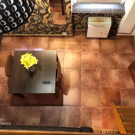 Modern Spacious In Center 아파트 *